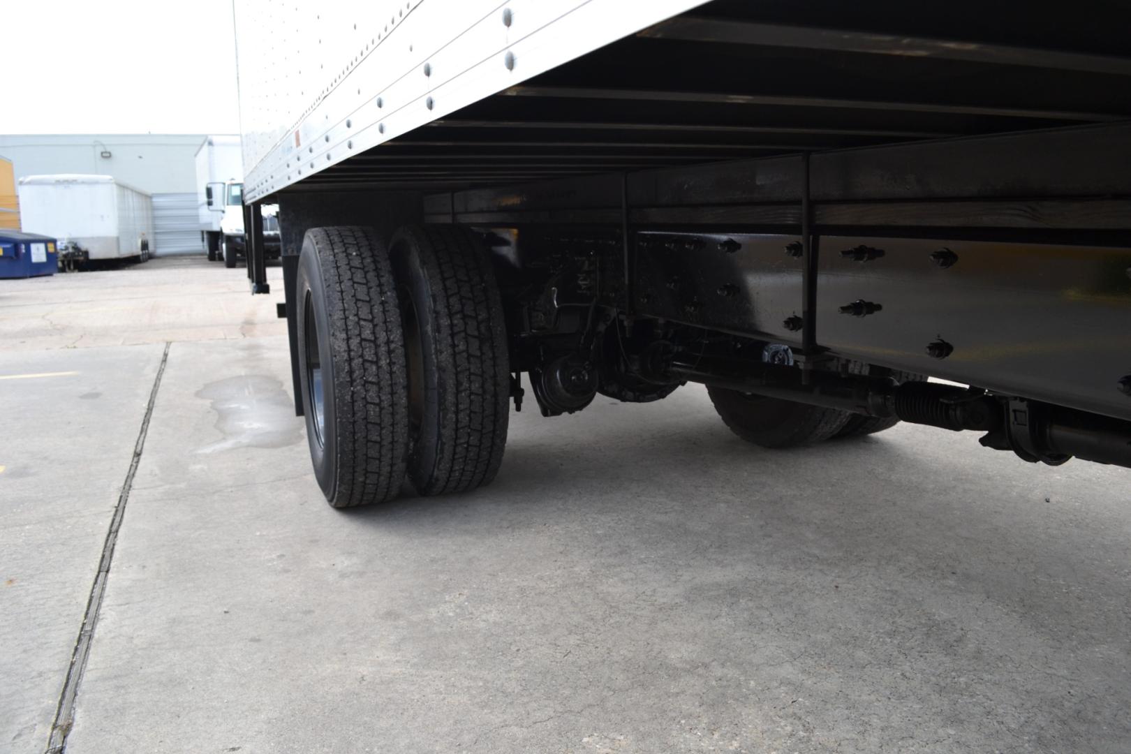 2017 WHITE /BLACK FREIGHTLINER M2-106 with an CUMMINS ISB 6.7L 240HP engine, ALLISON 2100HS AUTOMATIC transmission, located at 9172 North Fwy, Houston, TX, 77037, (713) 910-6868, 29.887470, -95.411903 - 26,000LB GVWR NON CDL, 26FT BOX, 13FT CLEARANCE , 103" X 102", MAXON 3,500LB CAPACITY ALUMINUM LIFT GATE, DUAL 50 GALLON FUEL TANKS,SPRING RIDE - Photo#9